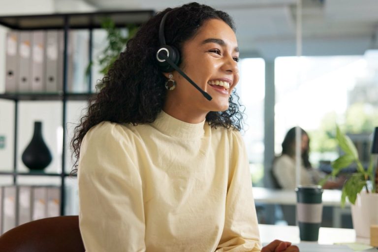 Mitarbeiterin im telefonischen Kundensupport